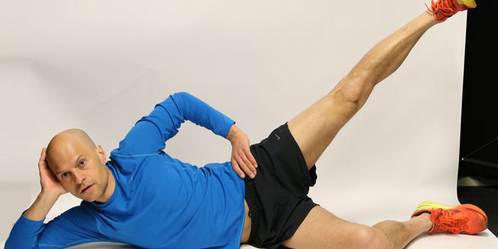 ​روش انجام حرکت ورزشی بالا بردن پا از جانب در حالت درازکش