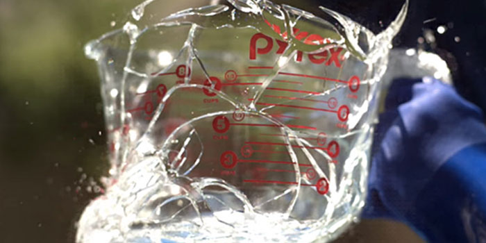 شکستن و خرد شدن ظرف شیشه ای با نرخ 343 و 915 فریم در هر ثانیه